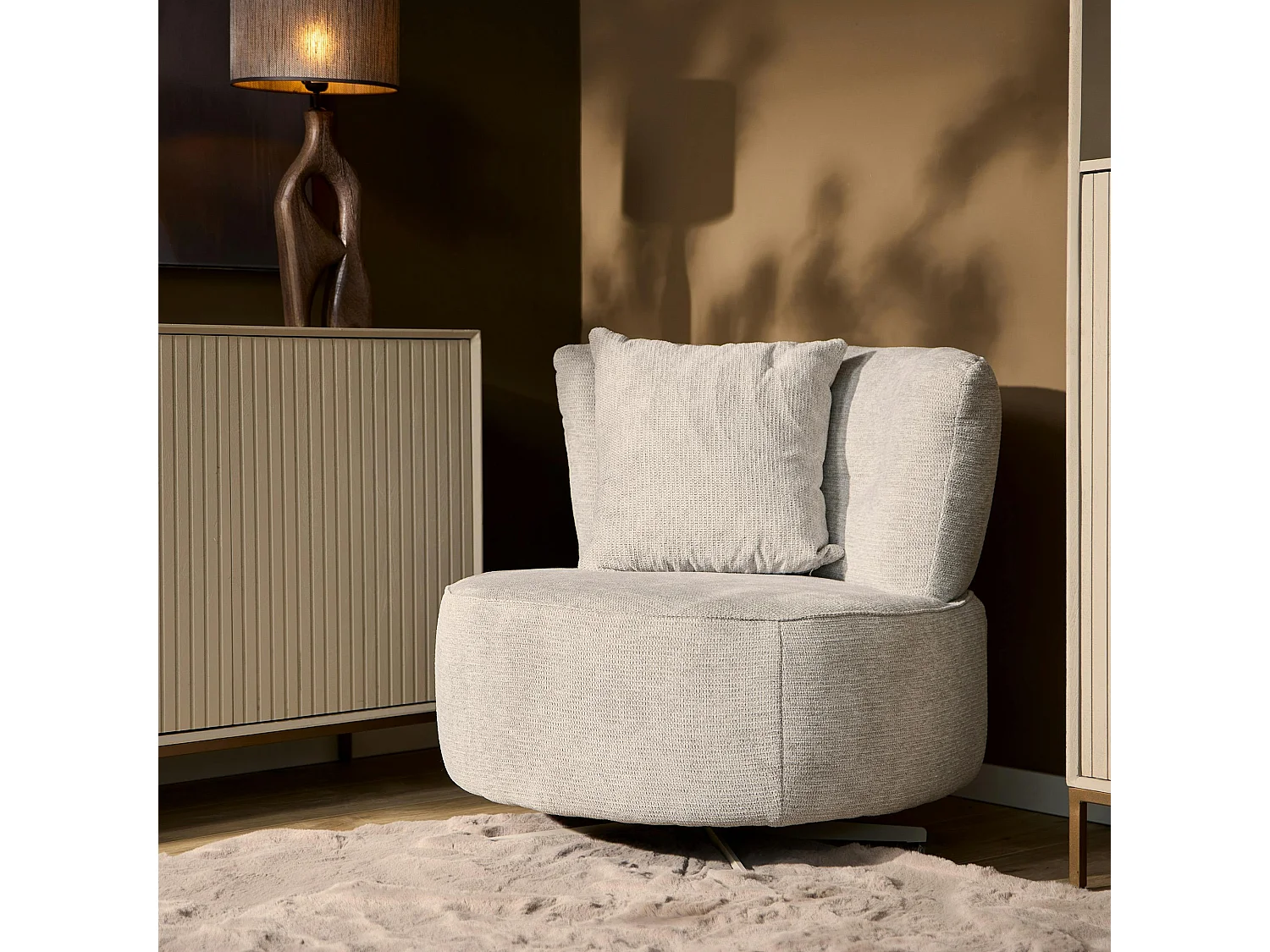 Fauteuil pivotant rond gris clair avec coussin assorti BELORA
