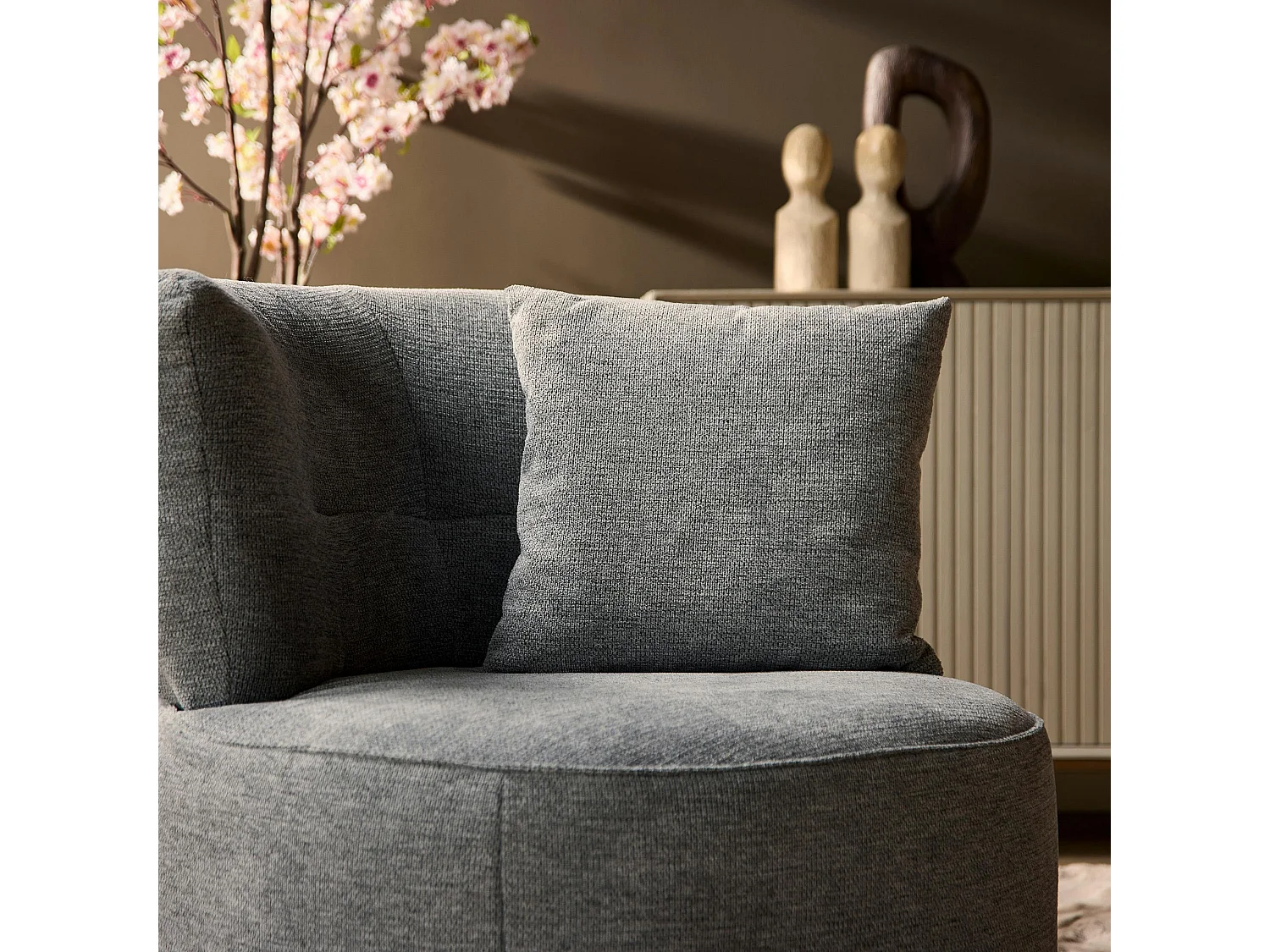 Fauteuil pivotant rond gris avec coussin assorti BELORA