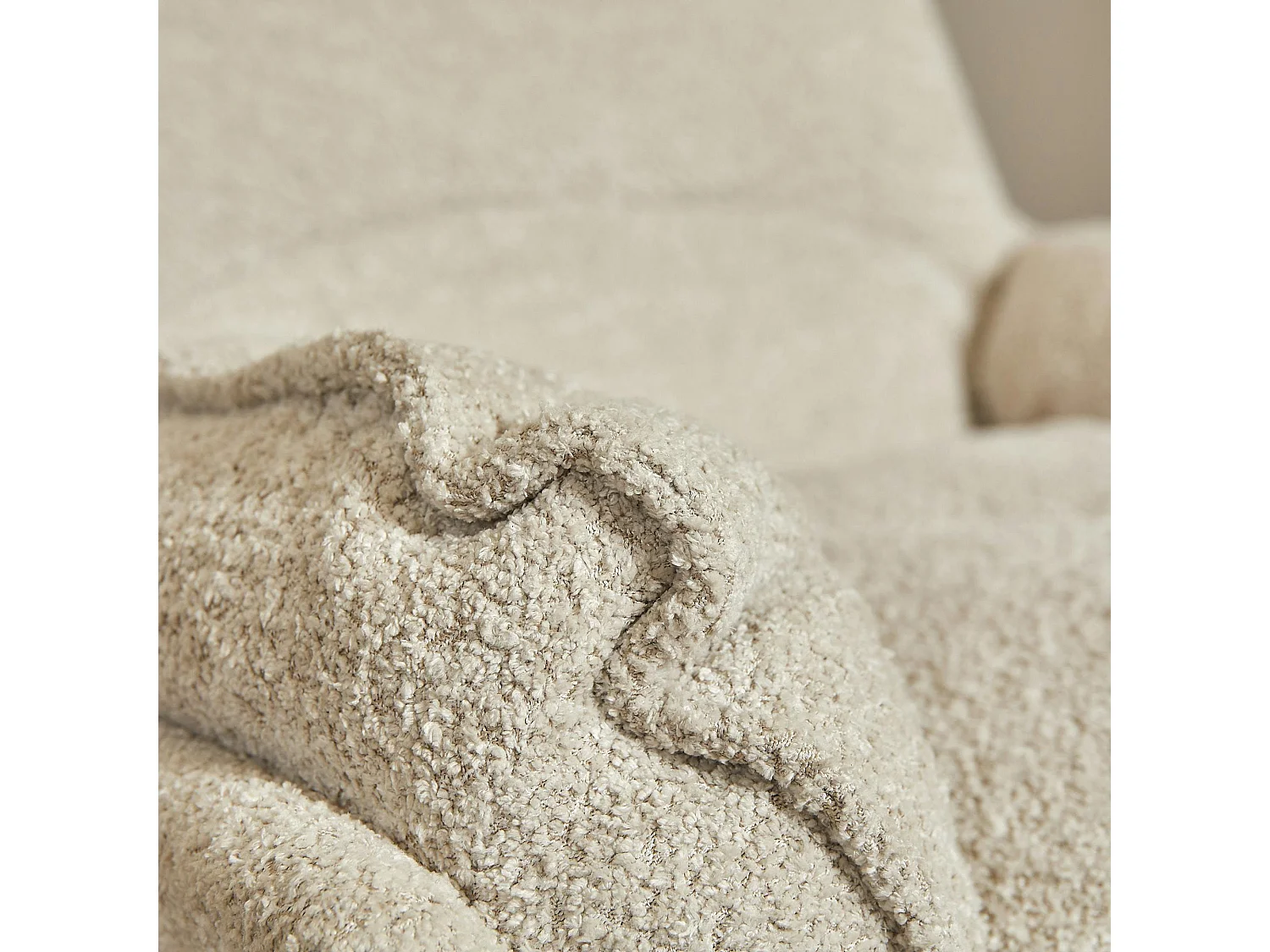 Fauteuil pivotant blanc crème en tissu bouclette BELORA