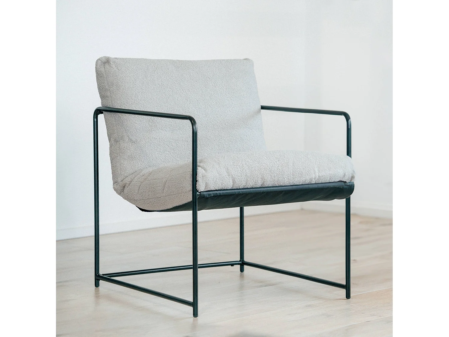 Sessel Dabdelat, Sessel mit Bouclé-Stoff bezogen, gepolsterter Stuhl, Sitz mit Metallarmlehnen, 61x67h75 cm, Grau