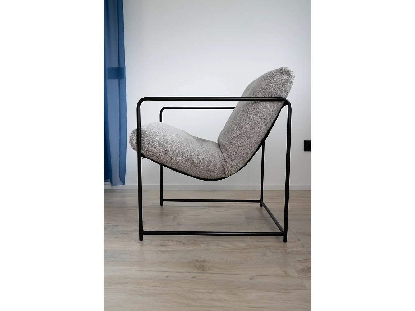 Sessel Dabdelat, Sessel mit Bouclé-Stoff bezogen, gepolsterter Stuhl, Sitz mit Metallarmlehnen, 61x67h75 cm, Grau