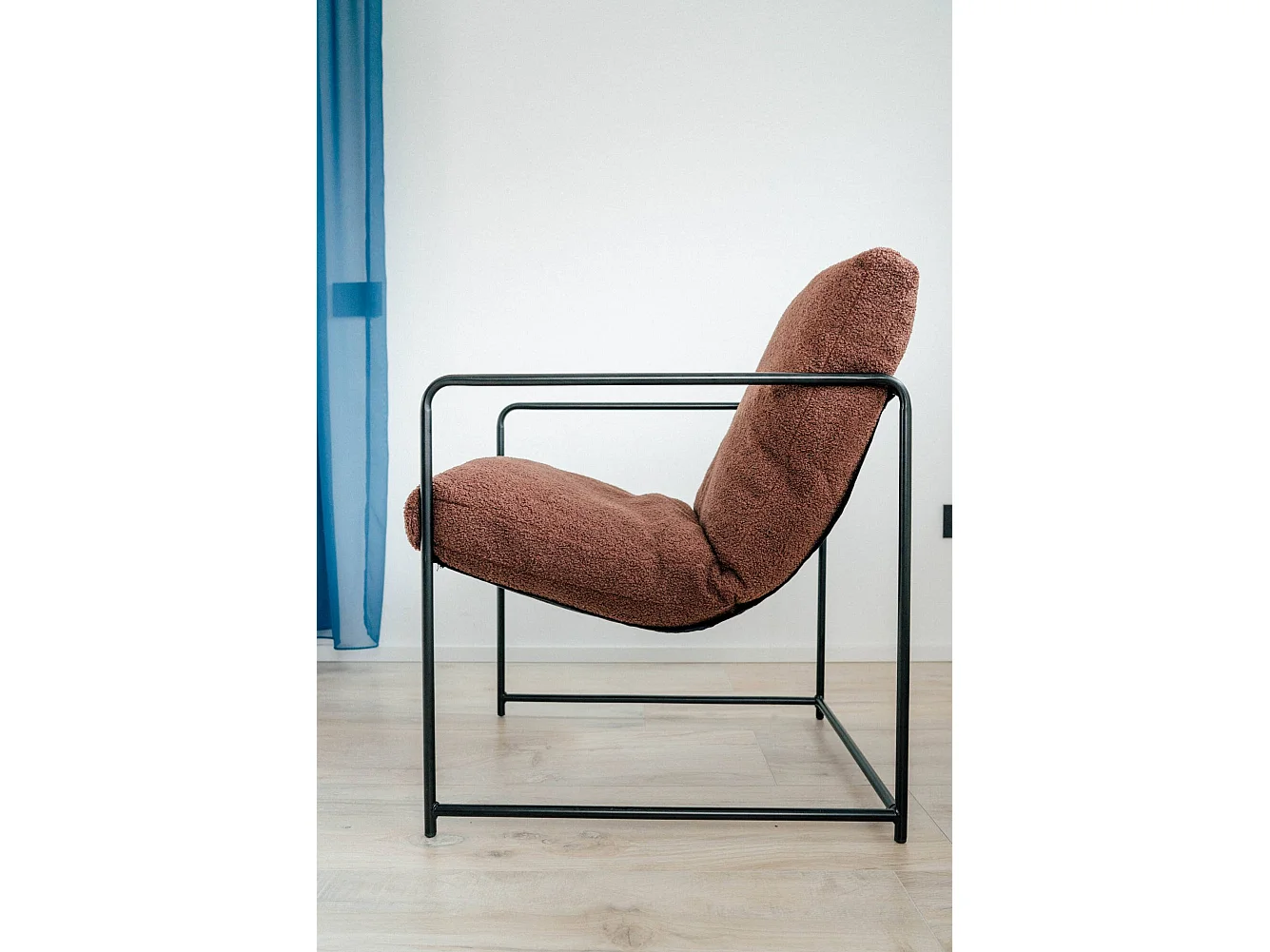 Sessel Dabdelat, Sessel mit Bouclé-Stoff bezogen, gepolsterter Stuhl, Sitz mit Metallarmlehnen, 61x67h75 cm, Braun