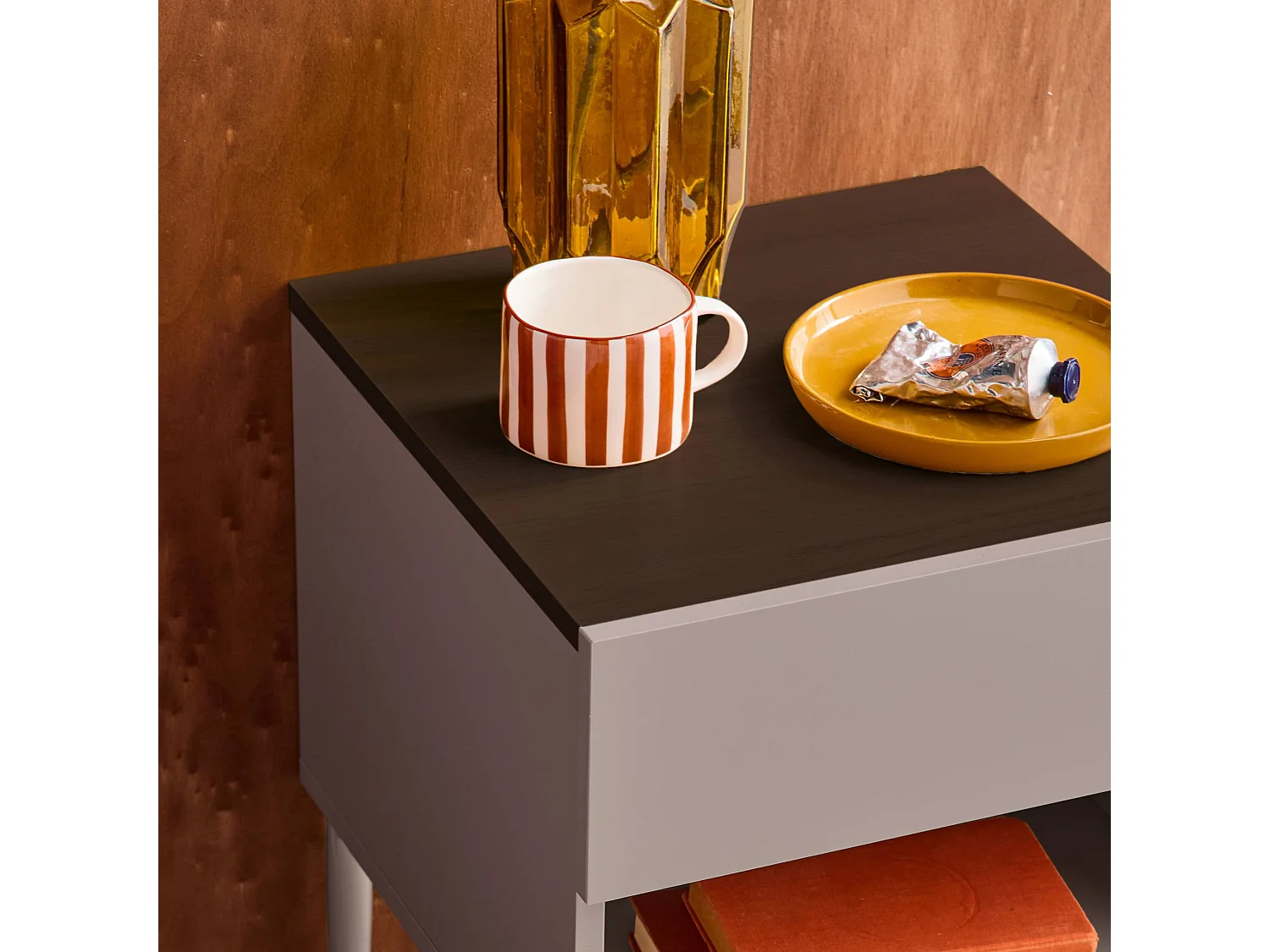 Lot de deux tables de chevet métal et décor bois 1 porte 1 niche gris et noyer - Ashton