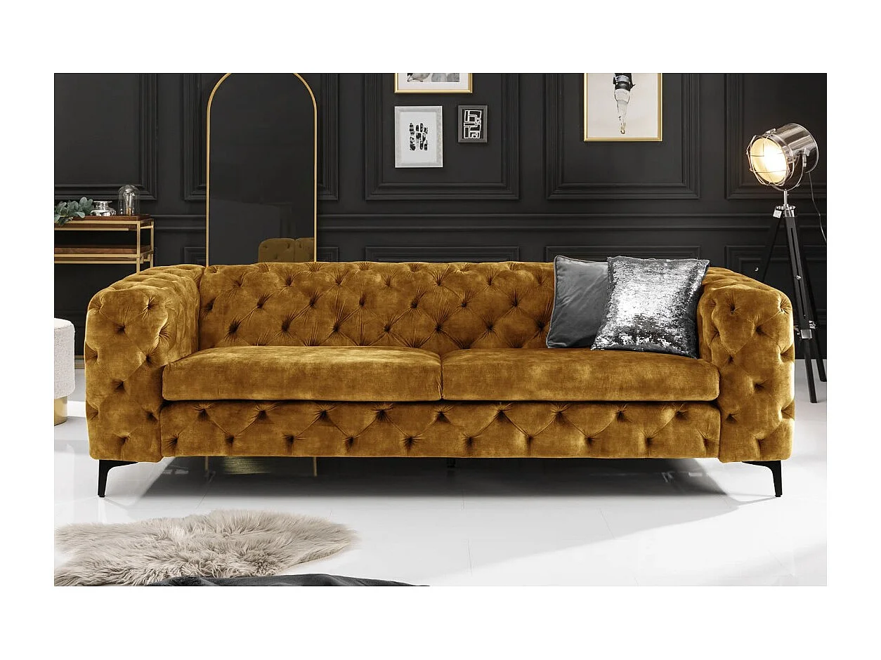 Canapé droit VELENA jaune moutarde – Canapé baroque en velours avec pieds métal noirs