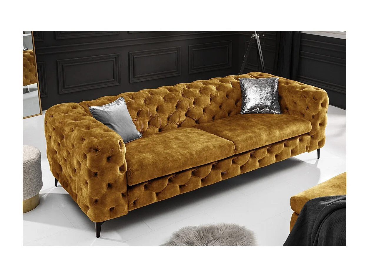 Canapé droit VELENA jaune moutarde – Canapé baroque en velours avec pieds métal noirs