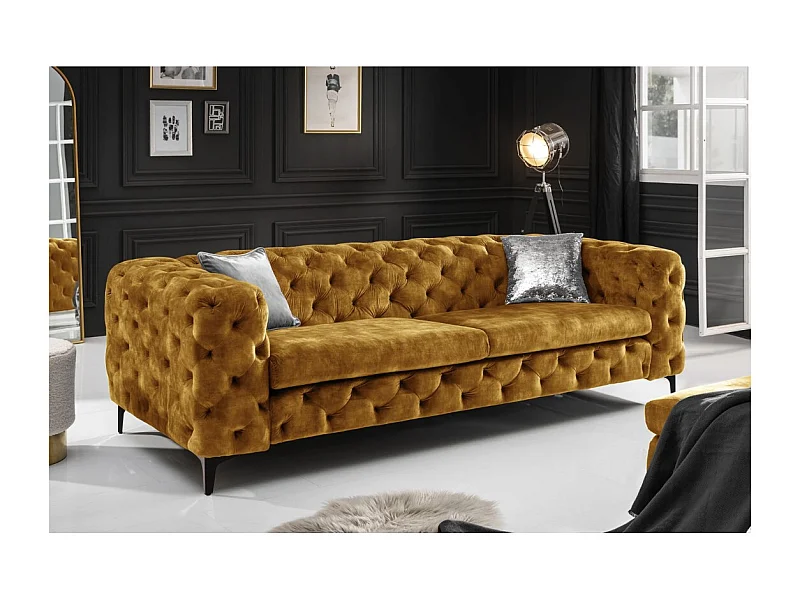 Canapé droit VELENA jaune moutarde – Canapé baroque en velours avec pieds métal noirs