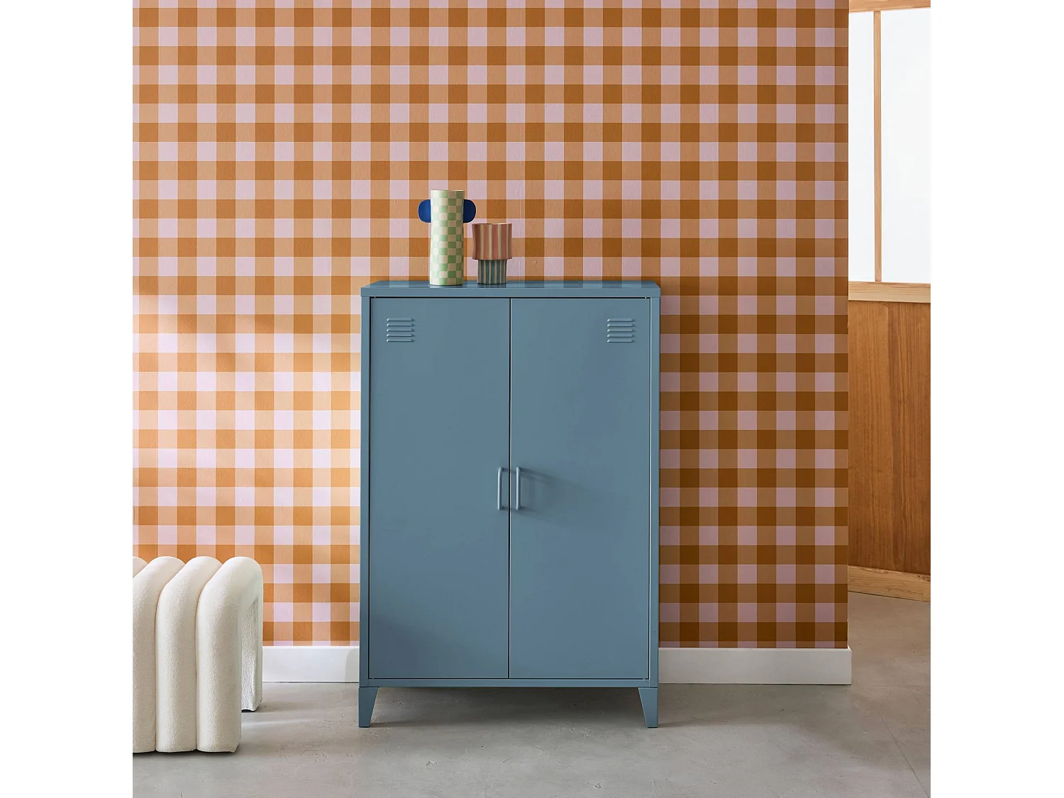 Commode/armoire en métal bleu. 2 espaces de rangement. casiers