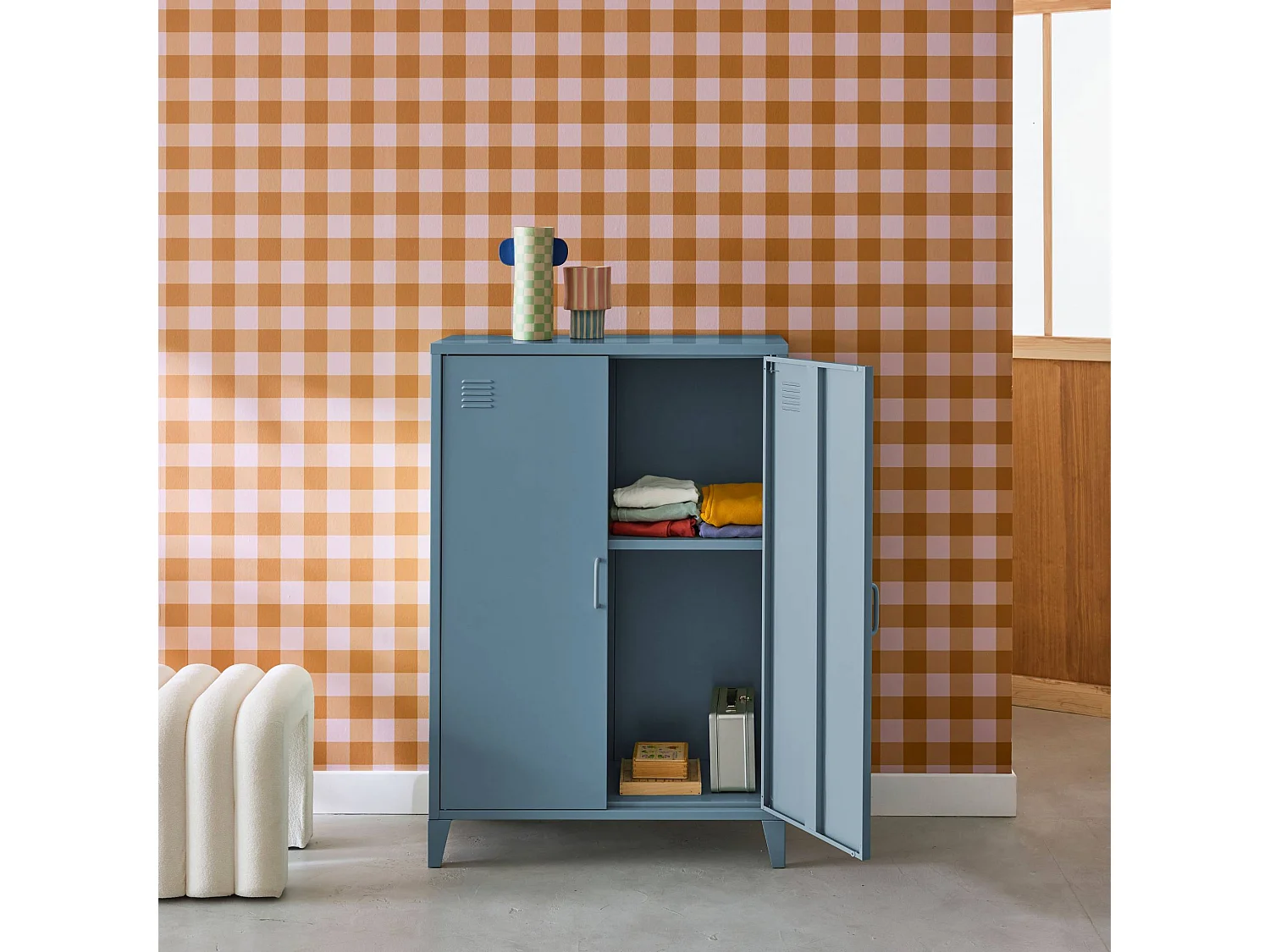 Commode/armoire en métal bleu. 2 espaces de rangement. casiers