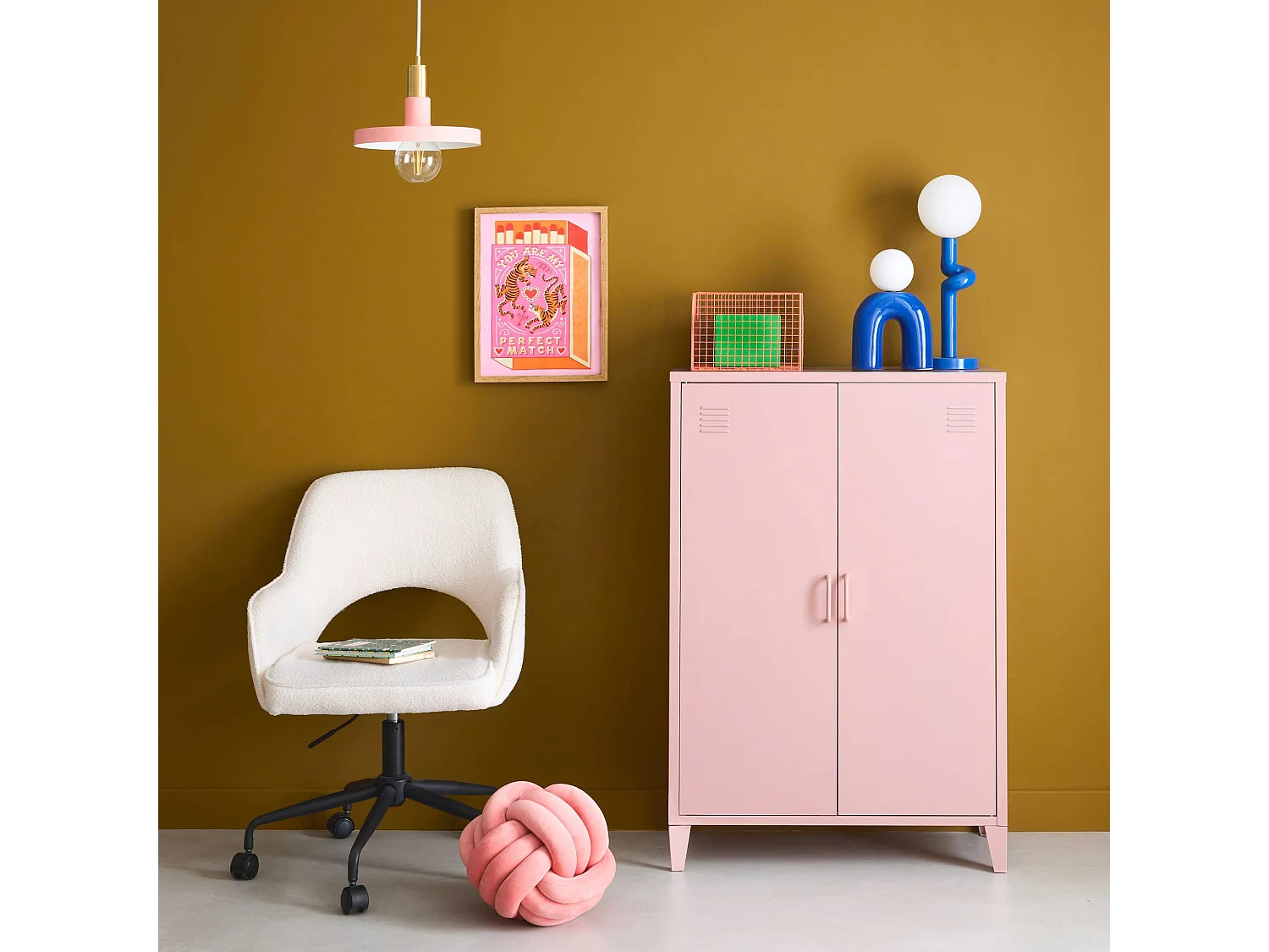 Commode/armoire en métal rose. 2 espaces de rangement. casiers