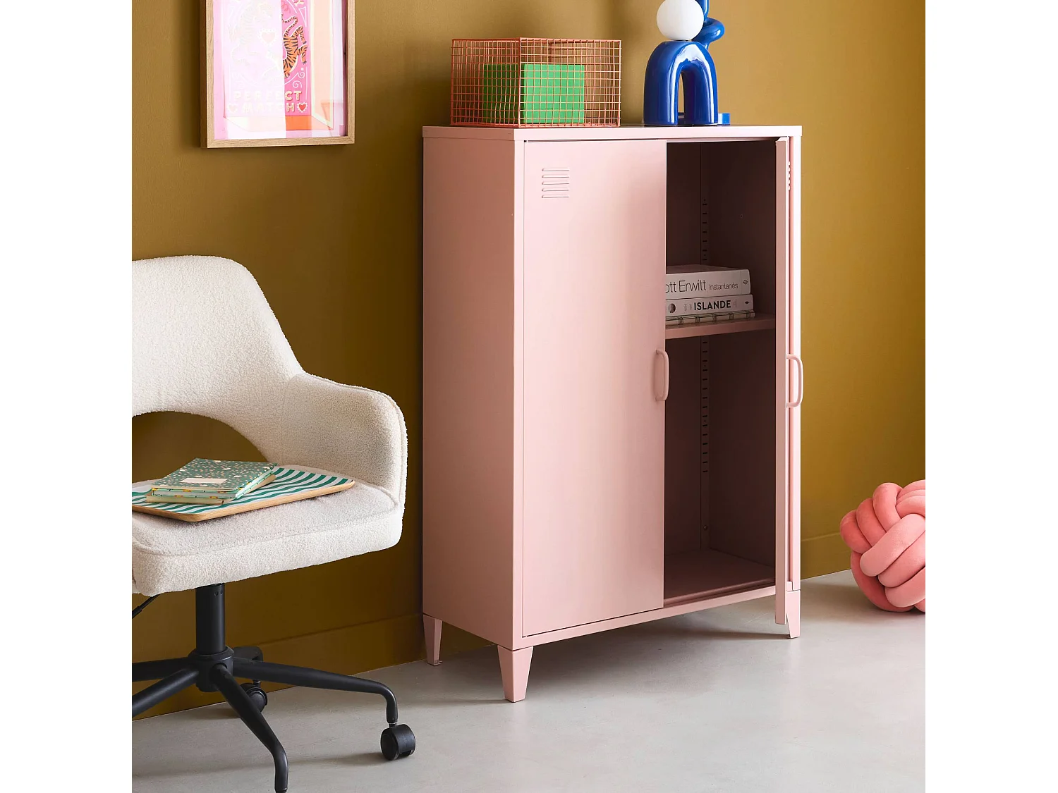 Commode/armoire en métal rose. 2 espaces de rangement. casiers