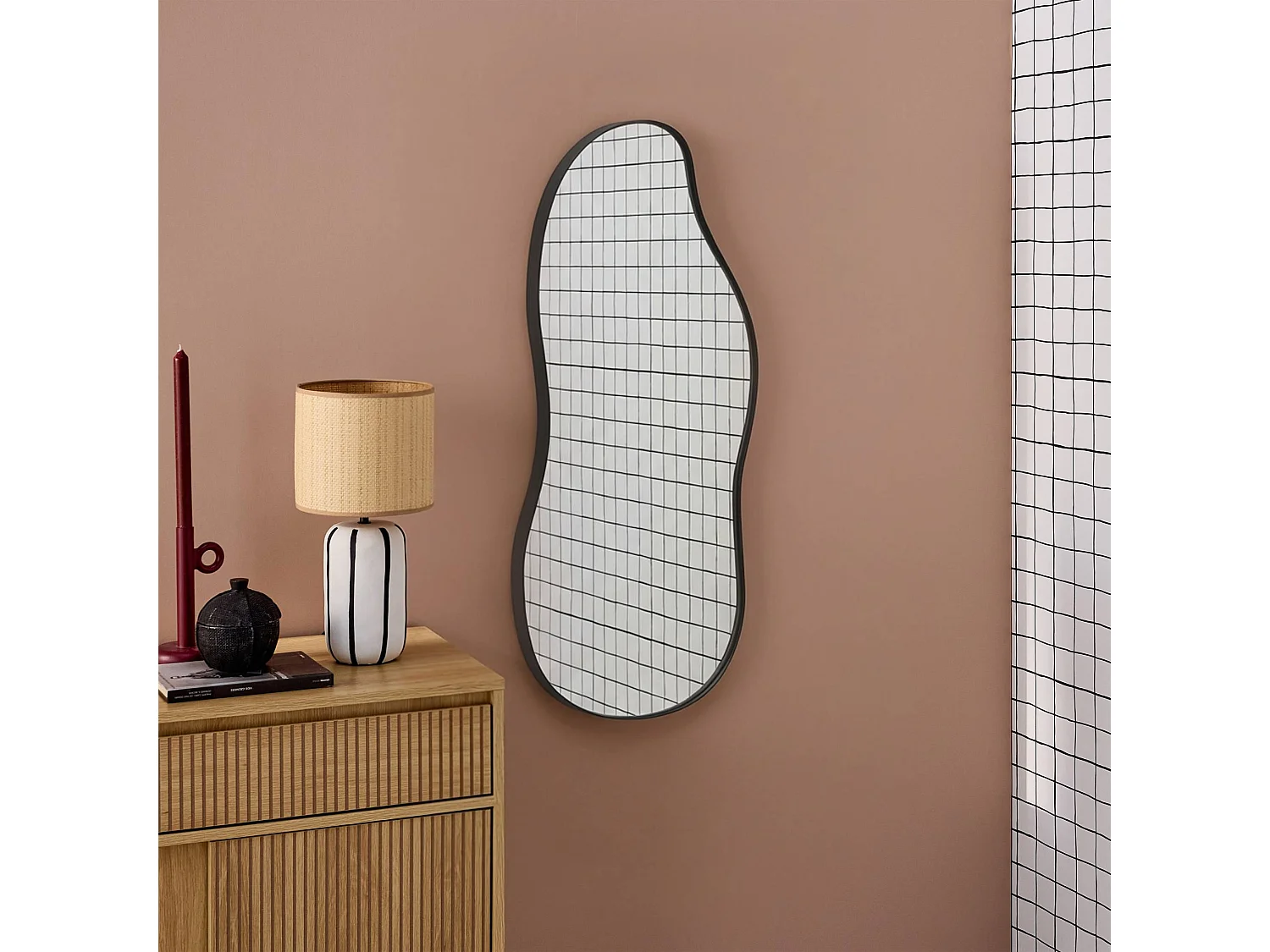 Espejo de metal negro con forma orgánica decorativo de pared negro