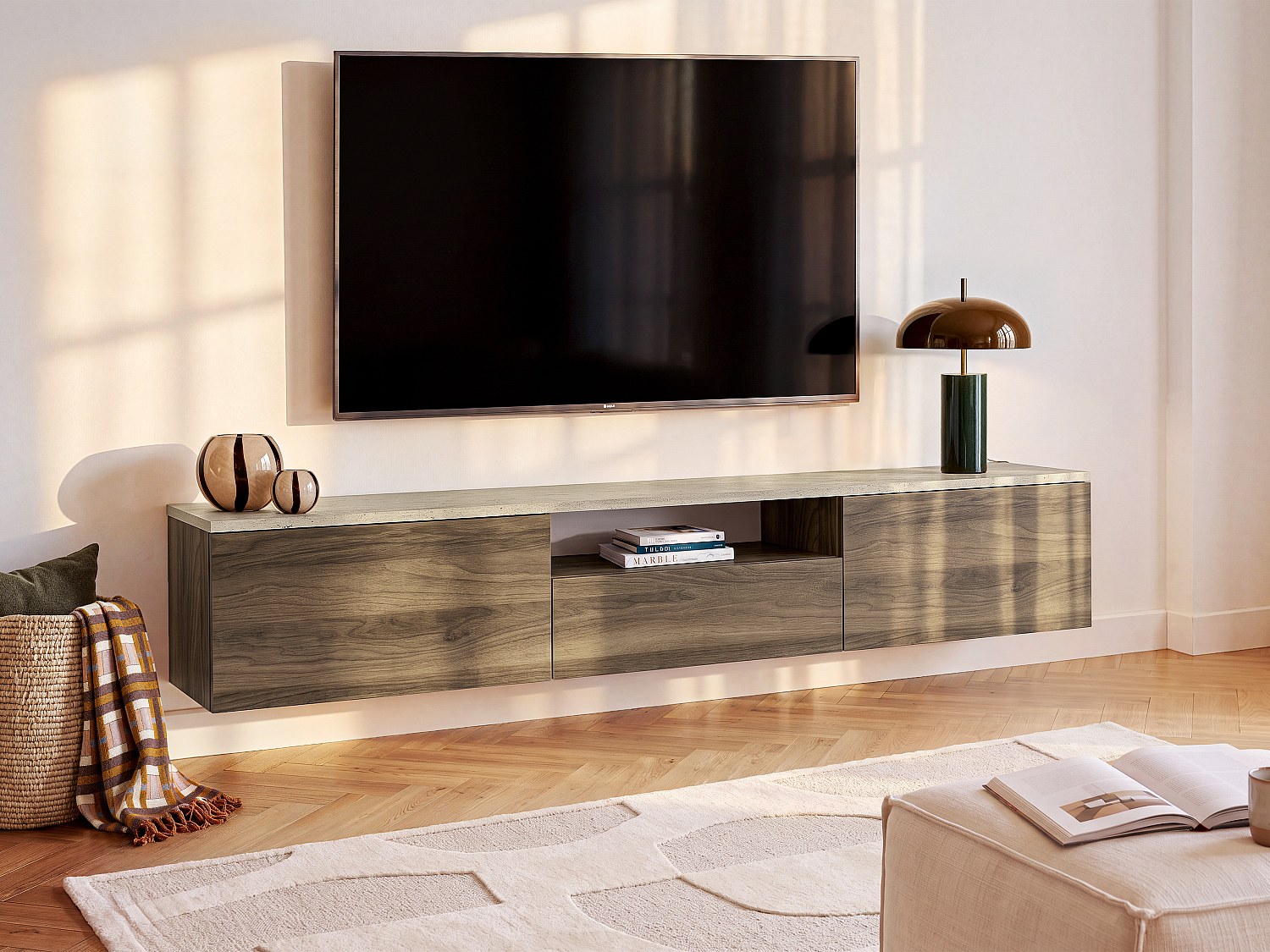 Hängender TV-Schrank mit 3 Türen und 1 Nische – Dunkles Naturholz und beiger Travertin-Effekt – LOTULA