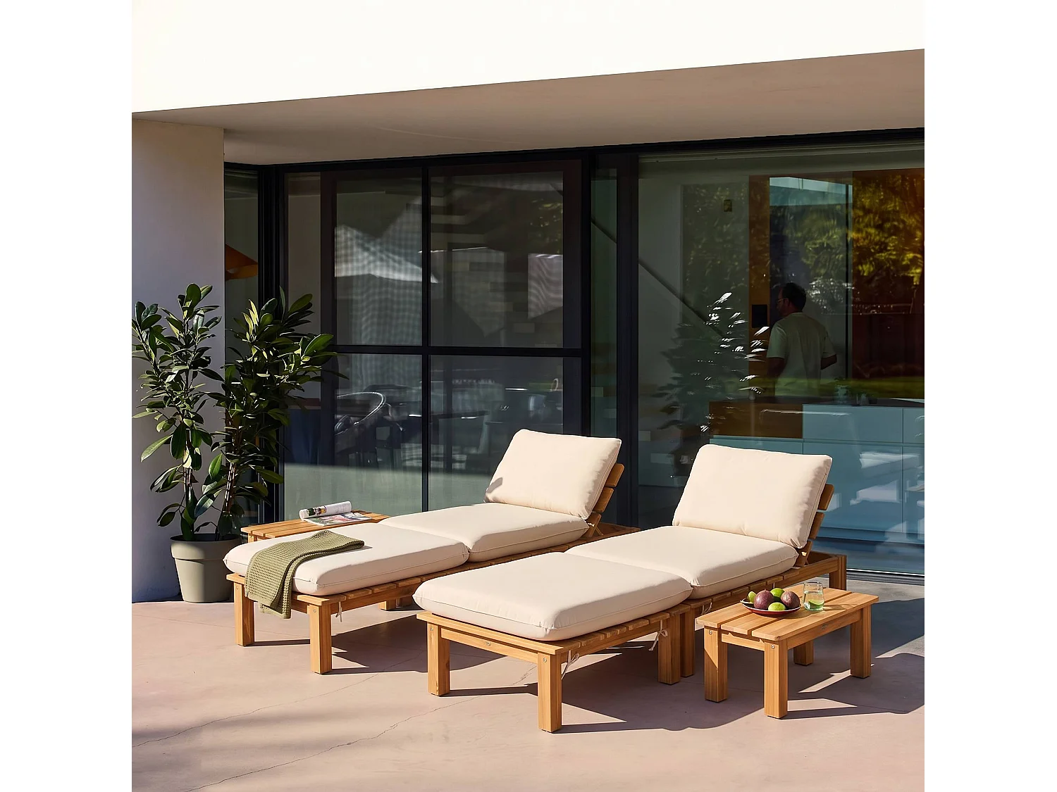 Set 2 lettini prendisole modulari in legno multiposizione con tavolino Marrone naturale - 65x70x27