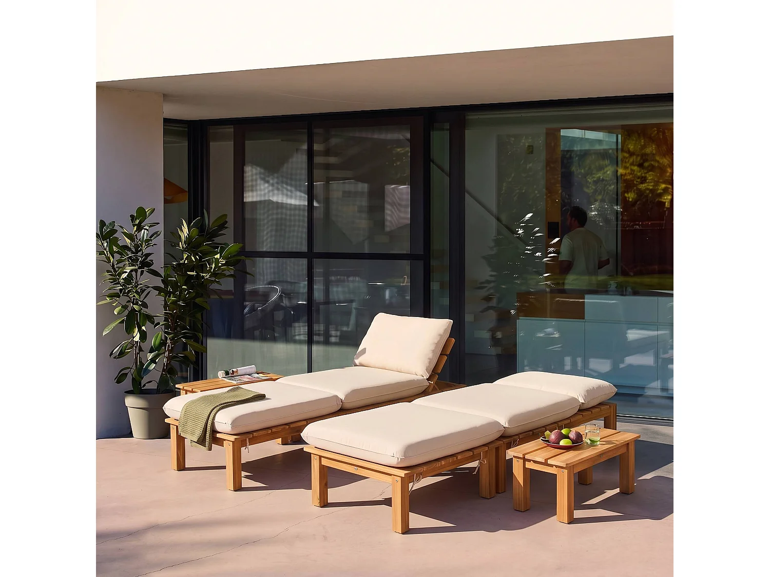 Set 2 lettini prendisole modulari in legno multiposizione con tavolino Marrone naturale - 65x70x27