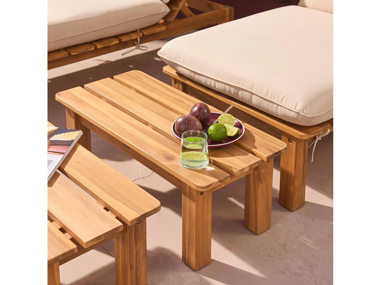 Set 2 lettini prendisole modulari in legno multiposizione con tavolino Marrone naturale - 65x70x27