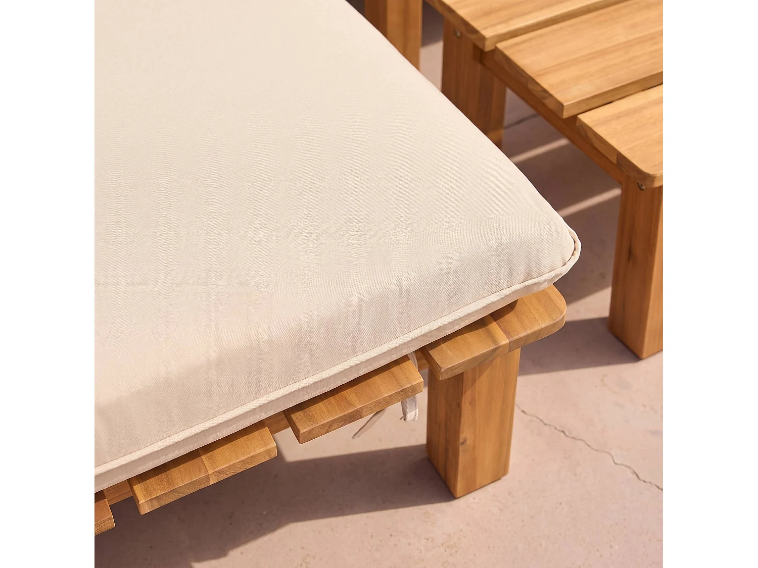 Set 2 lettini prendisole modulari in legno multiposizione con tavolino Marrone naturale - 65x70x27