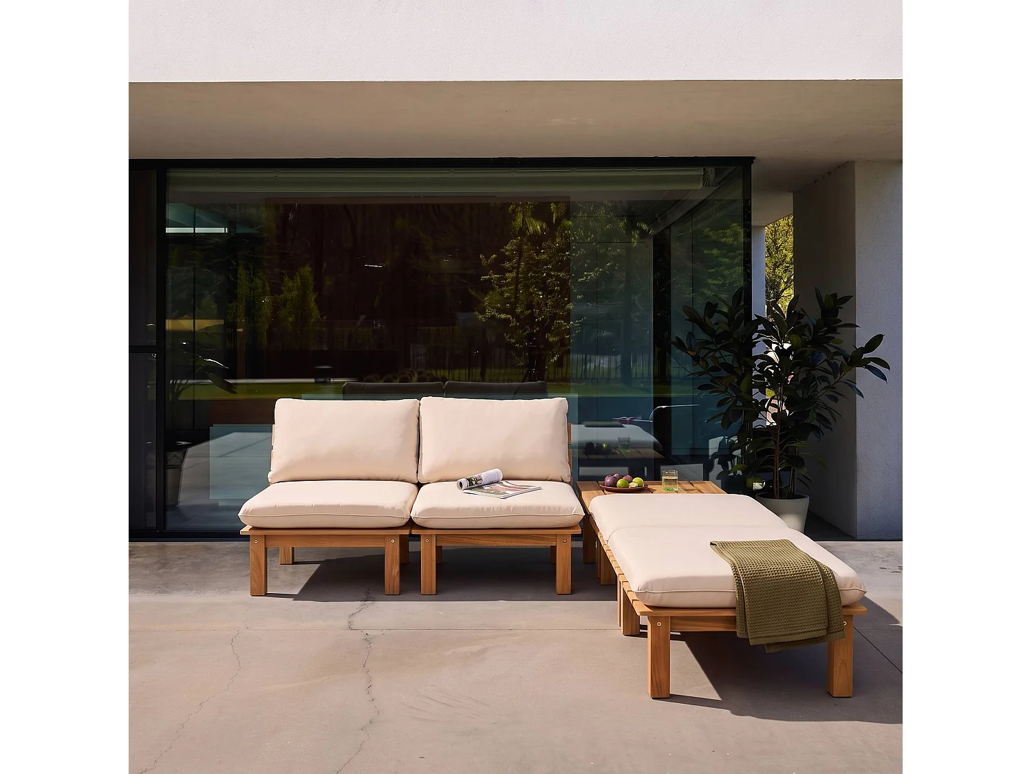 Set 2 lettini prendisole modulari in legno multiposizione con tavolino Marrone naturale - 65x70x27