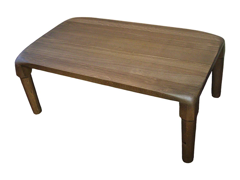 Tavolo club artigianale in legno massello di faggio marrone scuro con bordi stondati e gambe abbinate