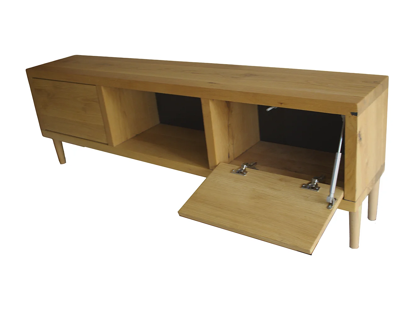 Mobile TV in legno di rovere con sportelli push-to-open, vano centrale e piedi cilindrici in legno