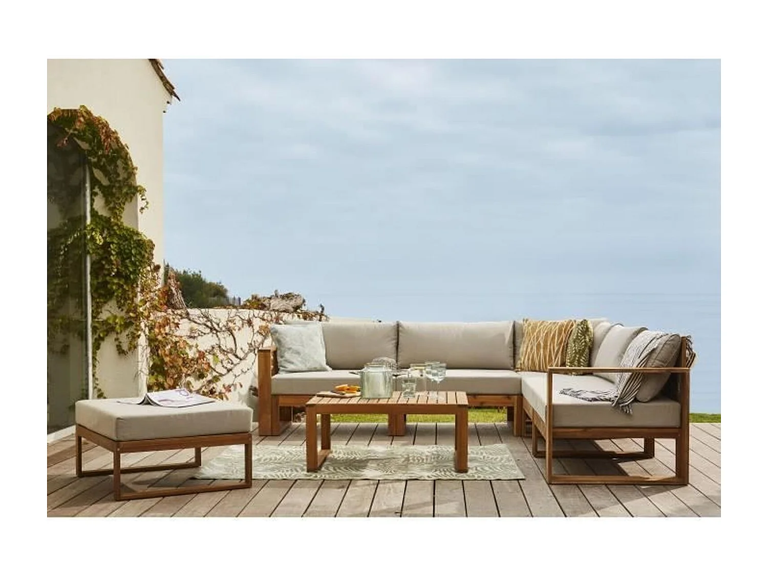 Modułowy narożnik ogrodowy LEVATA z akacji FSC na 7 osób z podnóżkiem i szarymi poduszkami, pokrowiec w zestawie