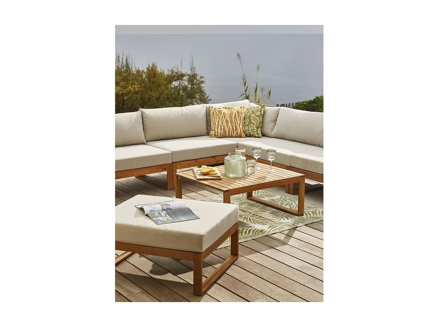 Modułowy narożnik ogrodowy LEVATA z akacji FSC na 7 osób z podnóżkiem i szarymi poduszkami, pokrowiec w zestawie