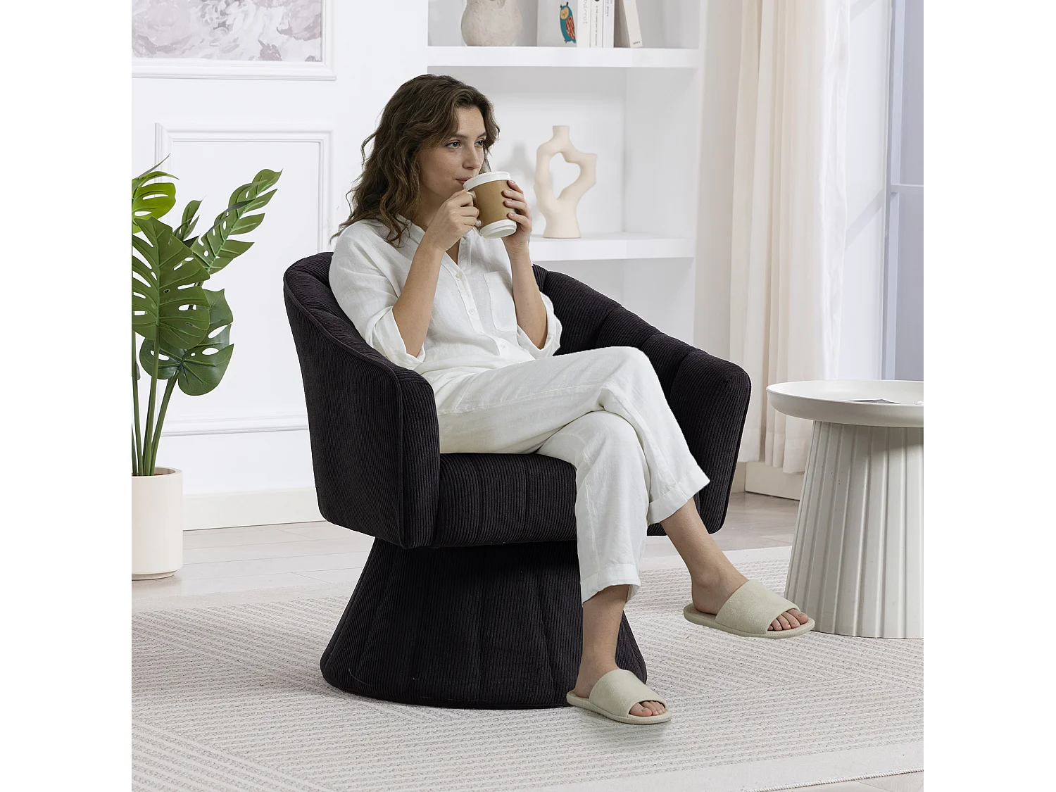 Fauteuil moderne pivotant à 360° - 70 x 66 x 72 cm - avec assise et dossier ergonomiques + accoudoirs - velours - noir