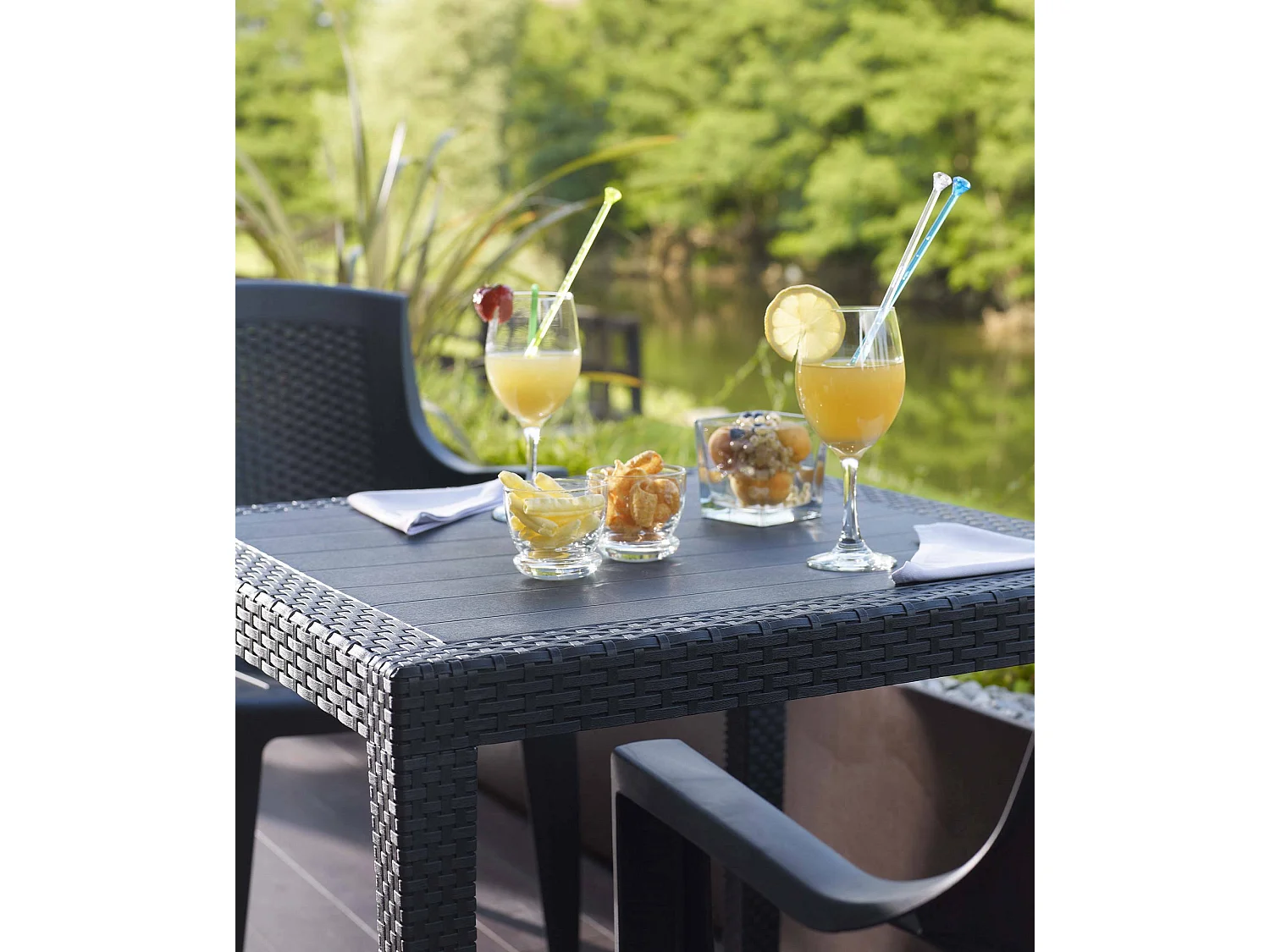 Gartentisch Daanan, Quadratischer Gartentisch, feststehender Couchtisch in Rattan-Optik, 100 % Made in Italy, 80x80h72 cm, Anthrazit