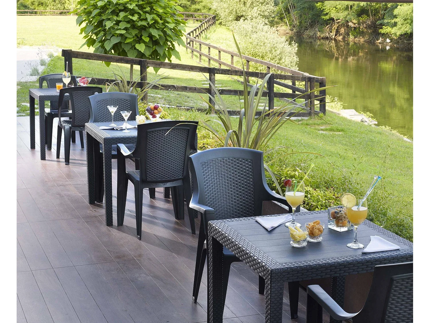 Table d'extérieur Daanan, Table de jardin carrée, Etagère fixe effet rotin, 100% Made in Italy, 80x80h72 cm, Anthracite