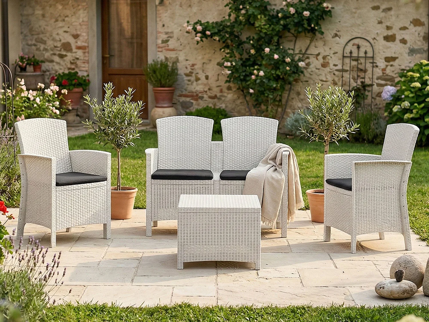 Dmora set Salotto da Esterno Urano Bianco 4 Posti Antiurto, Waterproof, 100% Resina Riciclabile, Lavabile, Salottino Outdoor un Tavolino Made in Italy