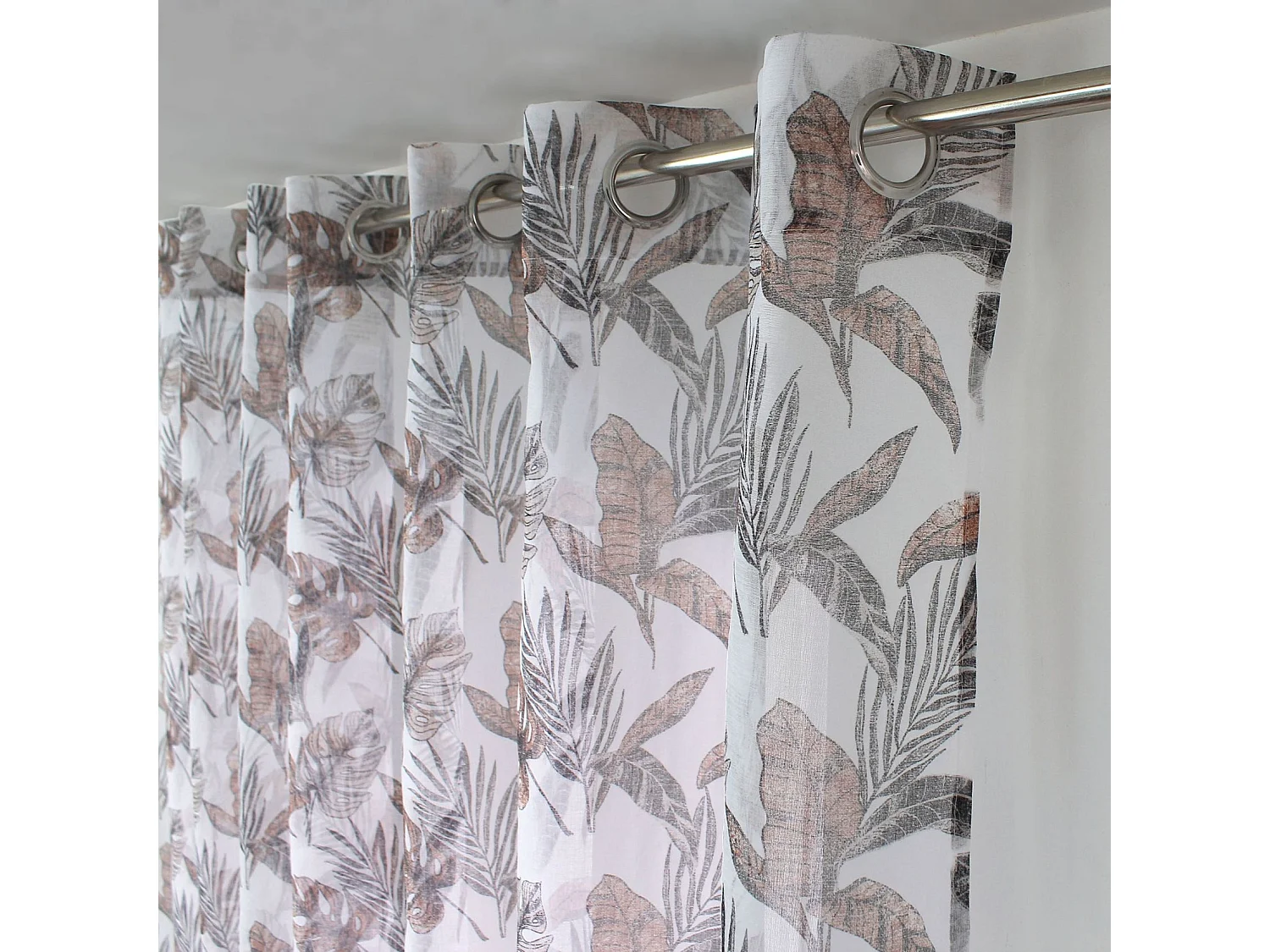 Vorhang mit metallischem Druck und Ösen