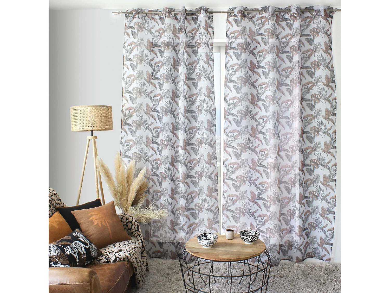 Vorhang mit metallischem Druck und Ösen