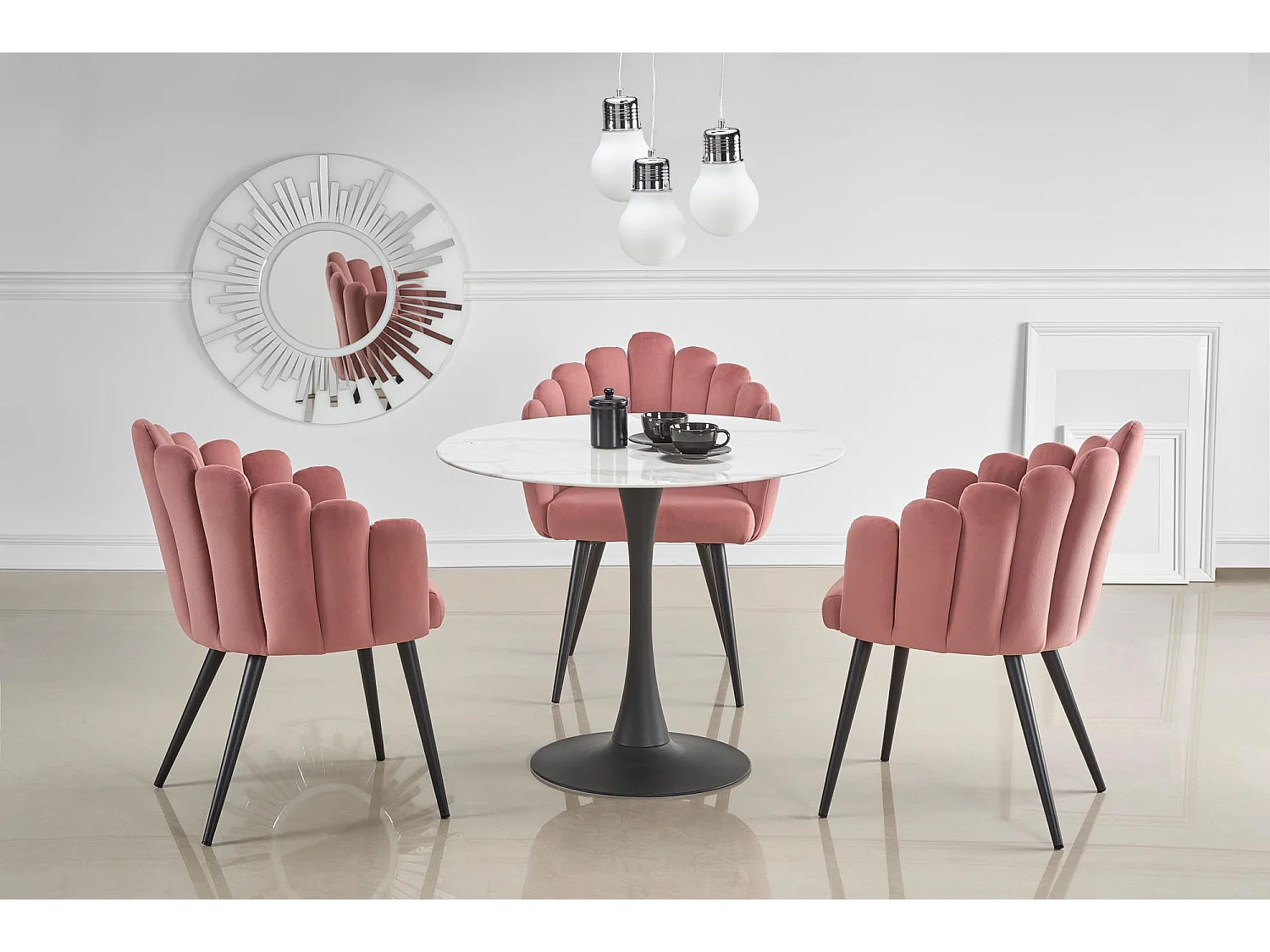 Chaise coquillage design en velours rose avec pieds en acier noir Amboise