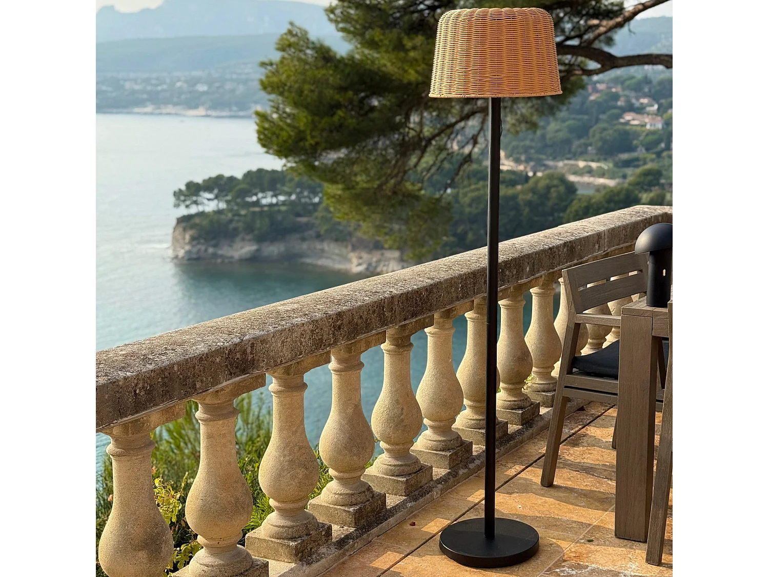 Lampadaire solaire MATEO en polyrotin H160cm