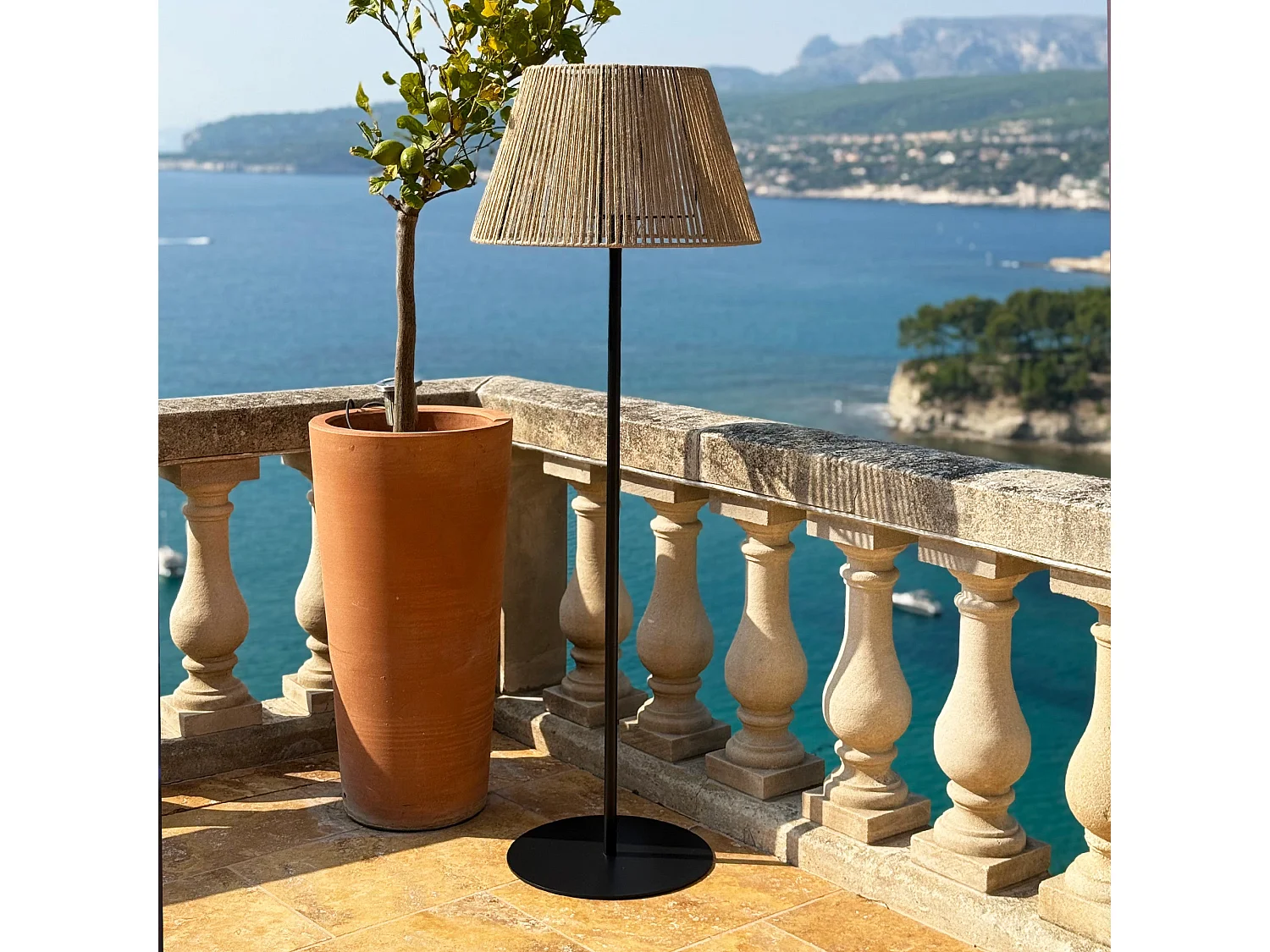 Lampadaire solaire TALL RAFFY en polyrotin H170cm