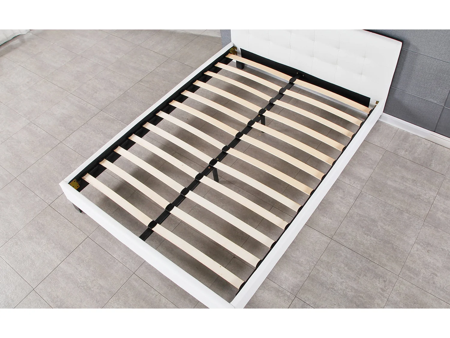 Lit 140x190 Solide et Confortable - Tête de Lit Capitonnée Coloris Blanc - 13 Lattes en Bois pour un Soutien Optimal - Revêtement PVC Simili Facile d'Entretien