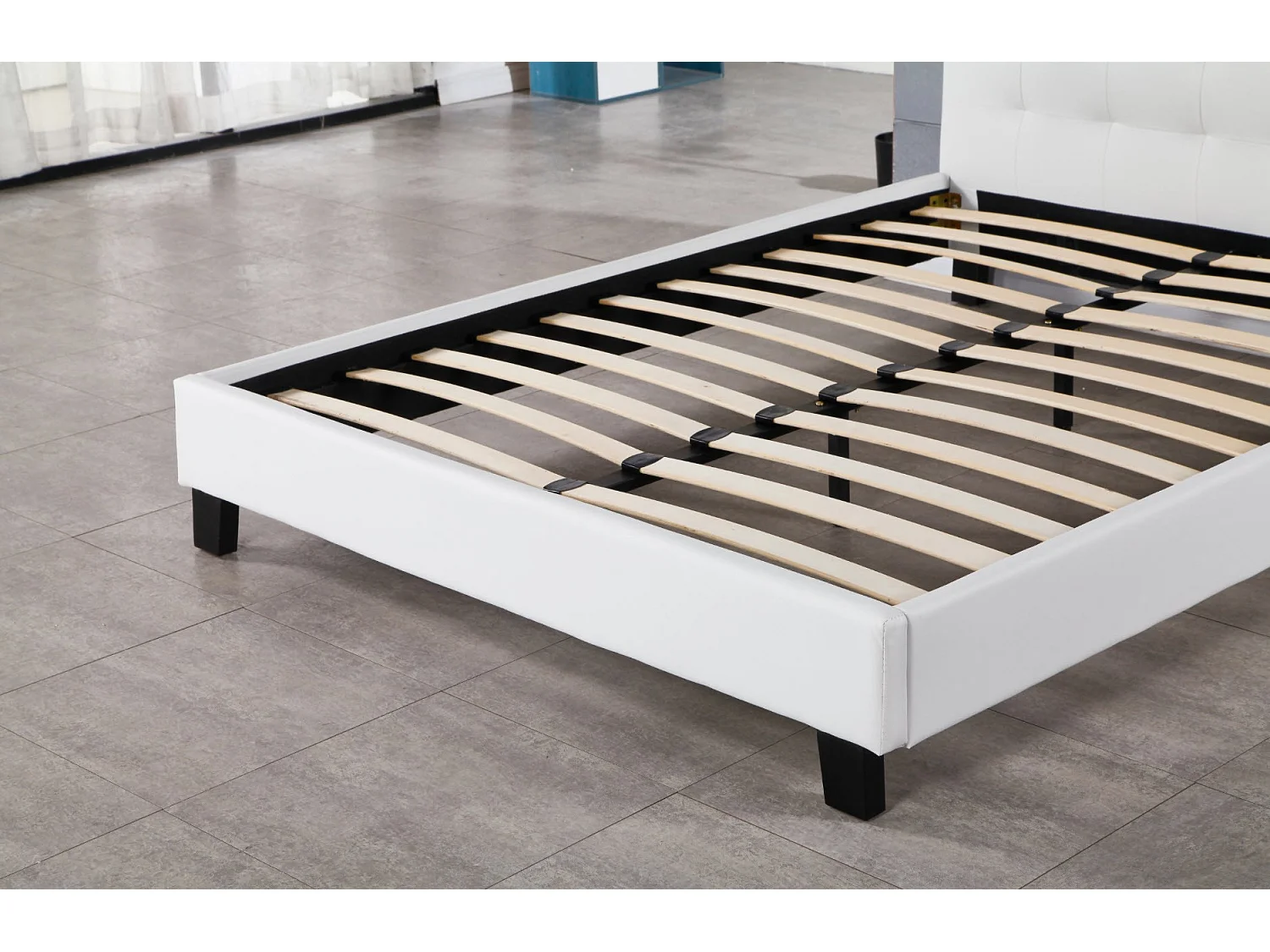 Lit 140x200 Solide et Confortable - Tête de Lit Capitonnée Blanc - 13 Lattes en Bois pour un Soutien Optimal - Revêtement PVC Simili Facile d'Entretien - Montag