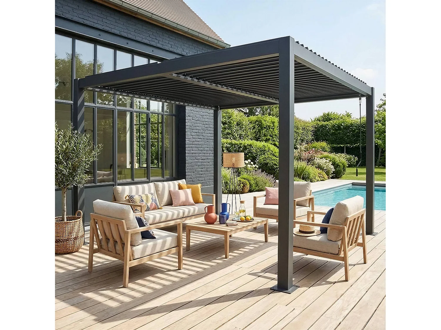 Pérgola bioclimática de aluminio y acero con lamas orientables,