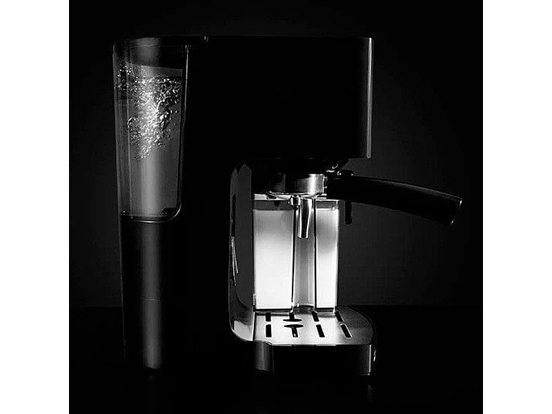 Cafetera Cecotec Power Instant-ccino 20 con depósito de leche