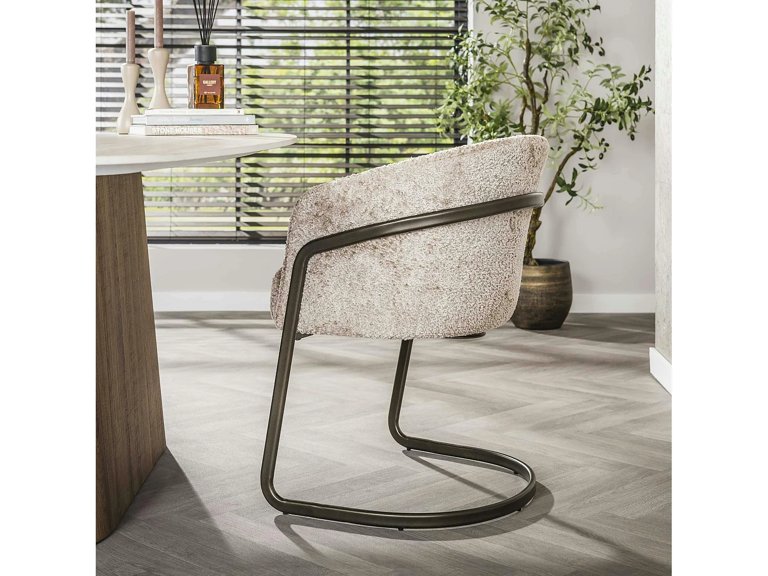 Fauteuil de table beige bouclette pied luge bronze (lot de 2) ASCOLI