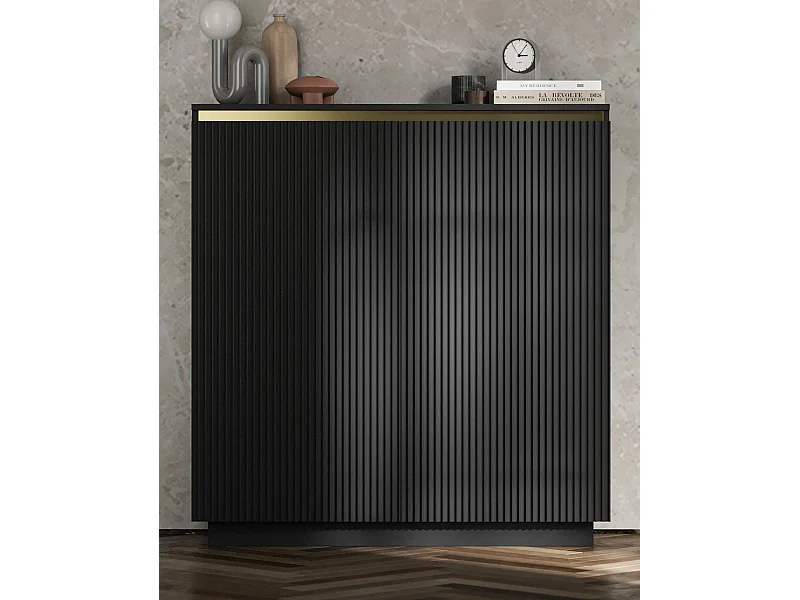 Commode à 2 portes – corps noir mat, façades rainurées noir mat – 110,8 cm, sur socle