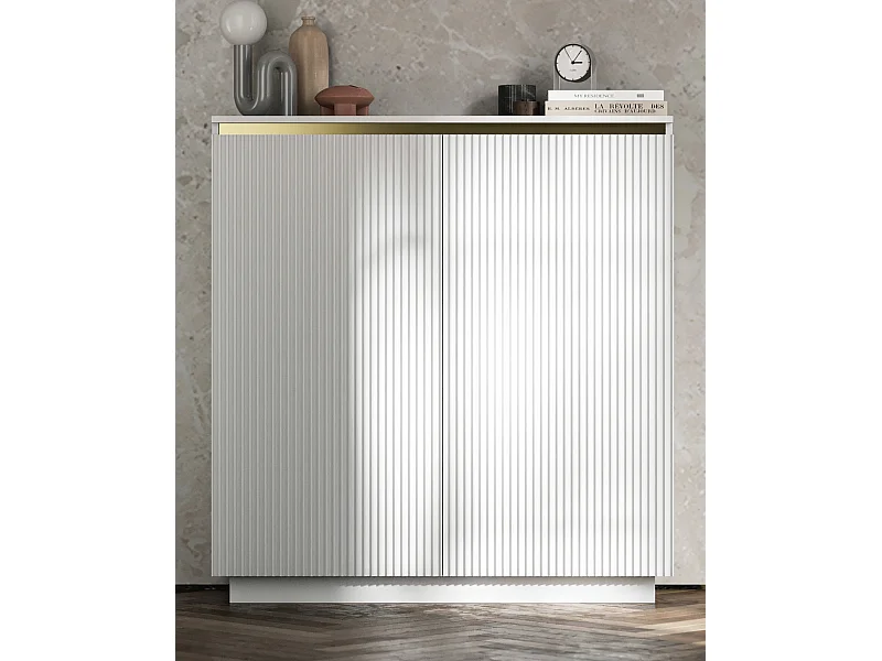 Commode à 2 portes – corps blanc mat, façades rainurées blanc mat – 110,8 cm, sur socle