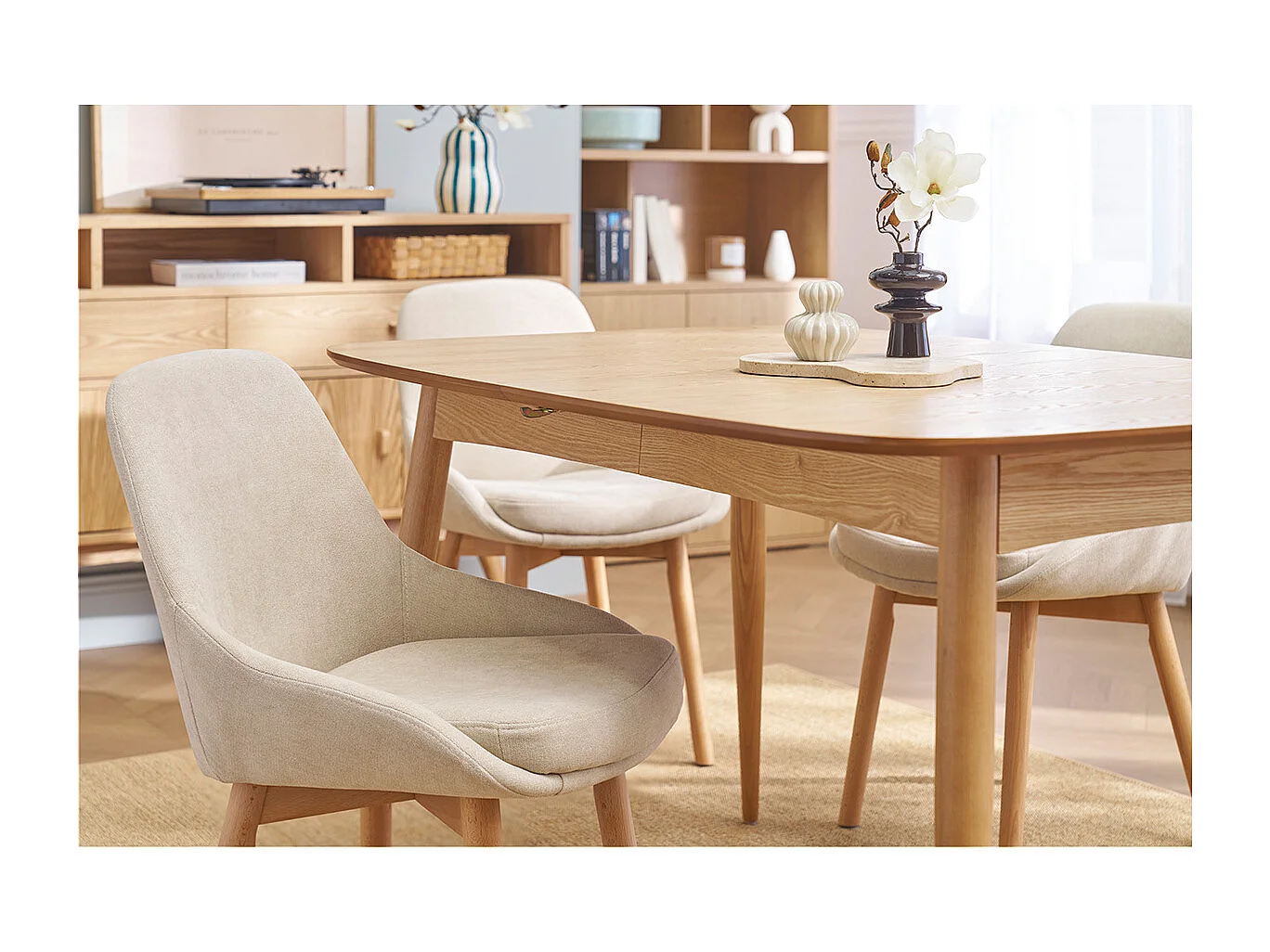 Chaises scandinaves en tissu effet velours beige et bois clair massif (lot de 2) HOLO