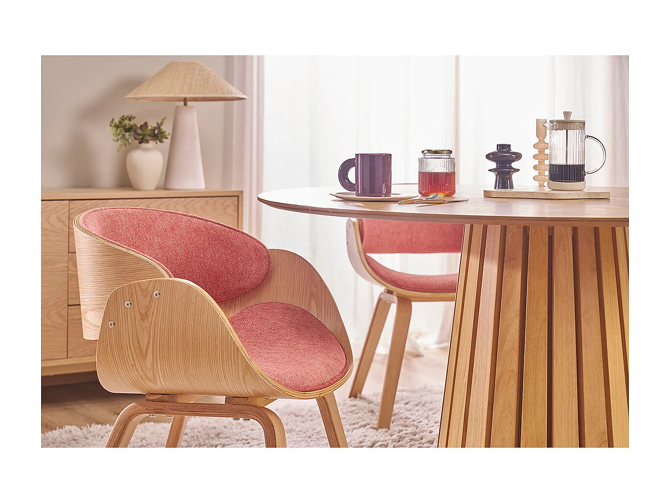 Chaise design en tissu effet velours texturé terracotta et bois clair BENT