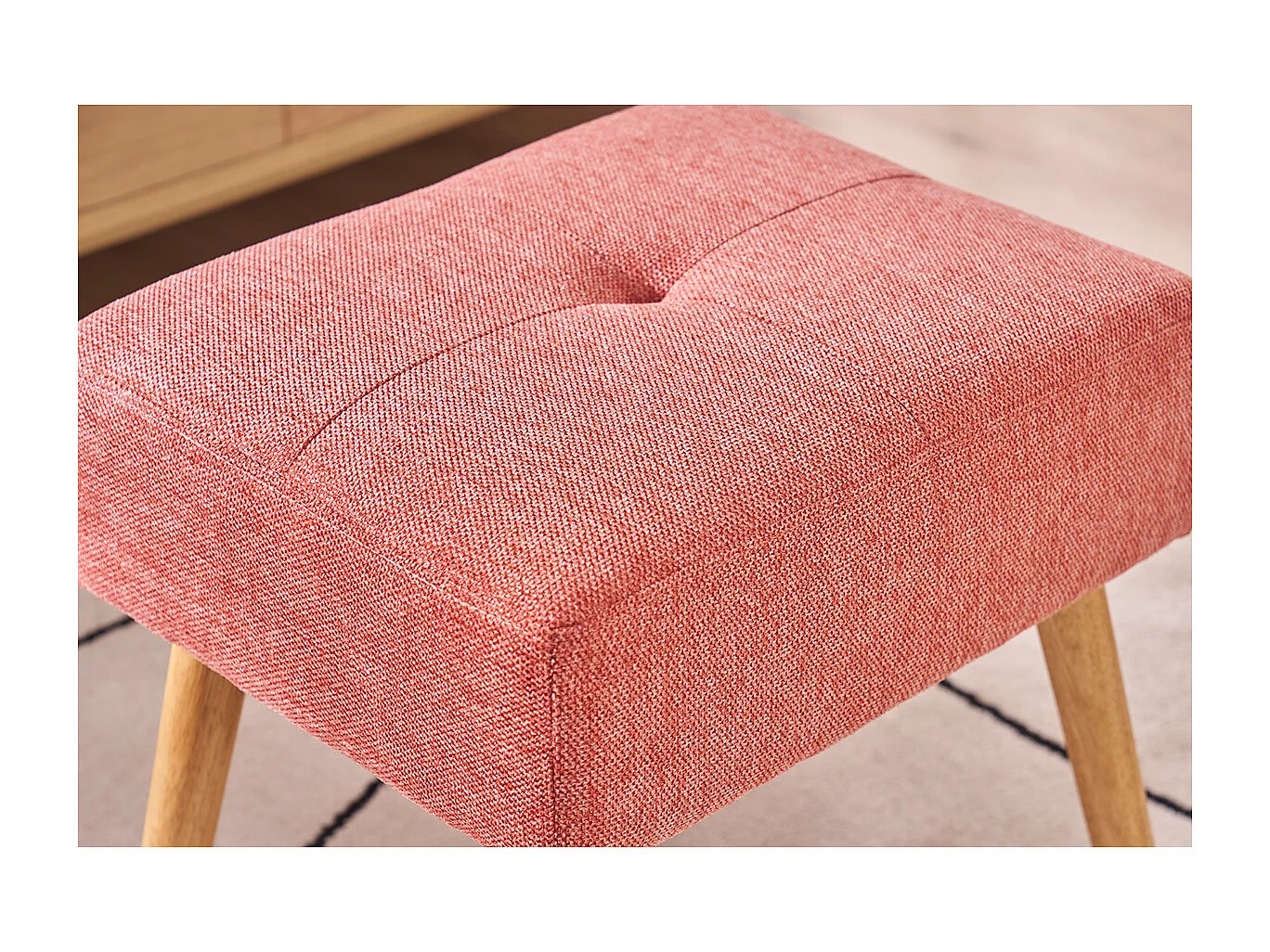 Niedriger Hocker aus Stoff mit strukturiertem Samteffekt in Terracotta und hellem Massivholz H46 cm GUESTA