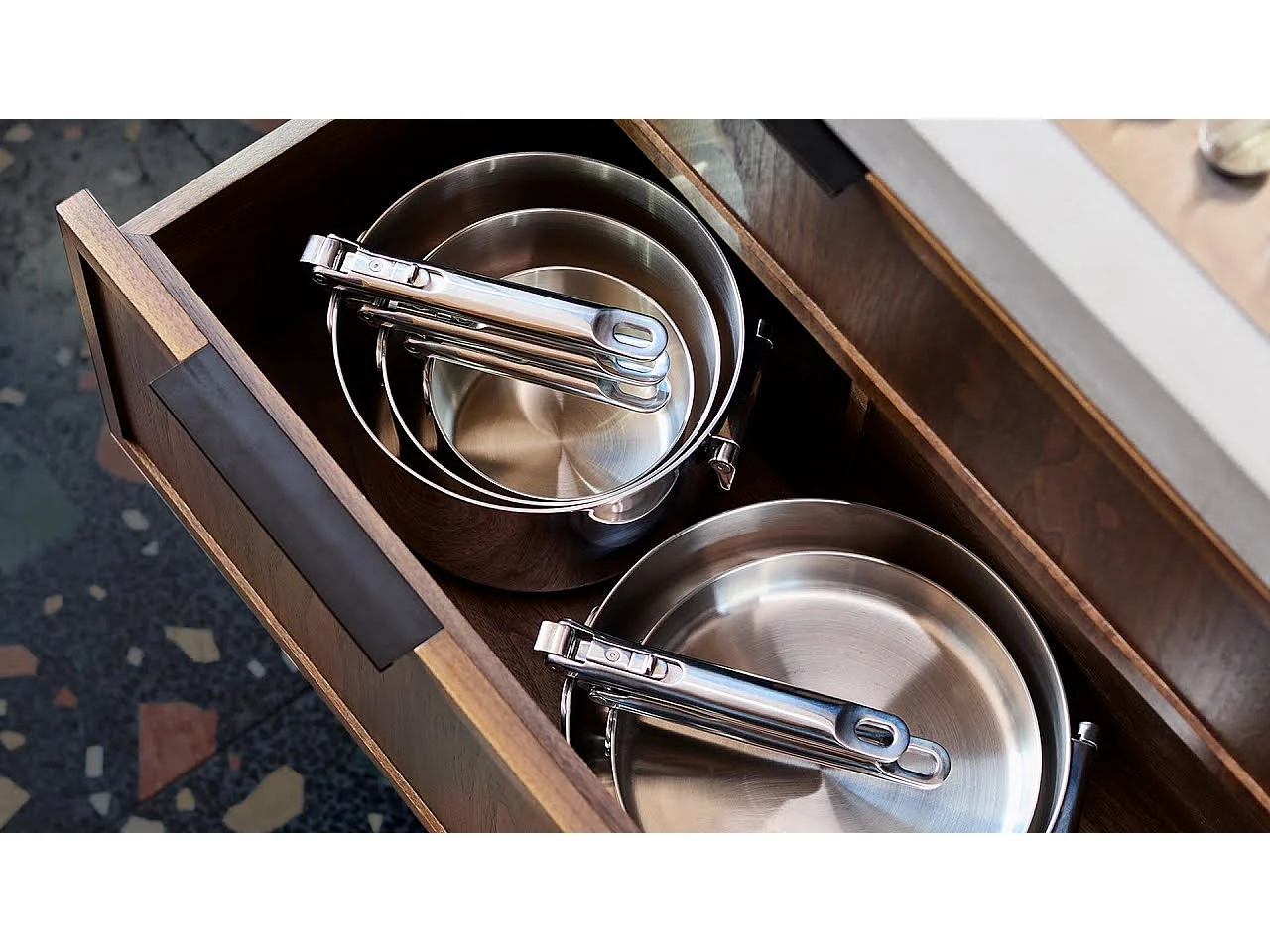 Joseph Joseph Space Steel 28 cm Sautpfanne aus Edelstahl, mit klappbarem Griff und Deckel, induktionsgeeignet und ofenfest.