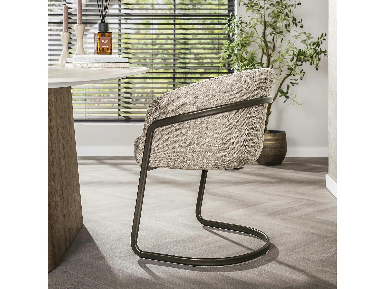 Fauteuil de table beige chenille pied luge bronze (lot de 2) ASCOLI