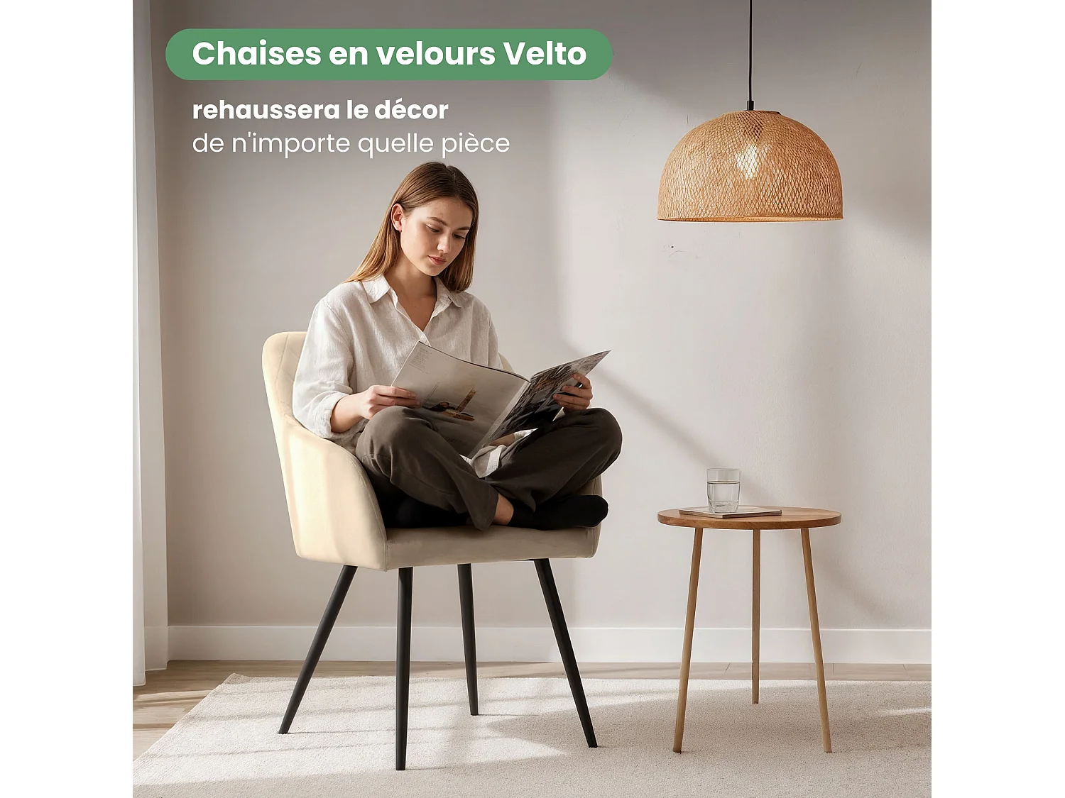 Set van 4 Eetkamerstoelen VELTO met Armleuningen / Gestoffeerde Stoelen / Fluwelen Stoelen en Metalen Poten / Beige met zwarte benen