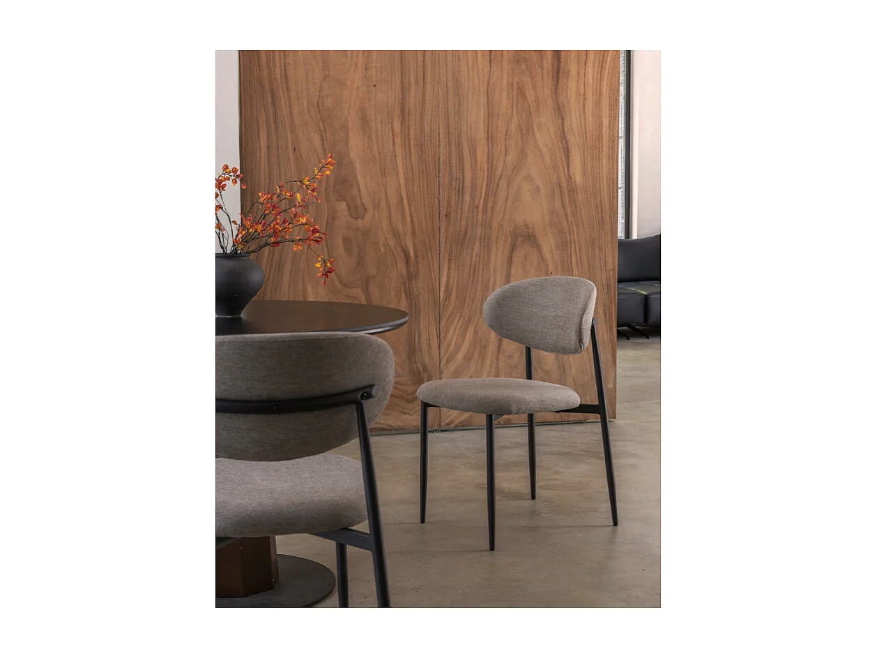 Chaise design avec pieds en métal noir et assise rembourrée en tissu brun café