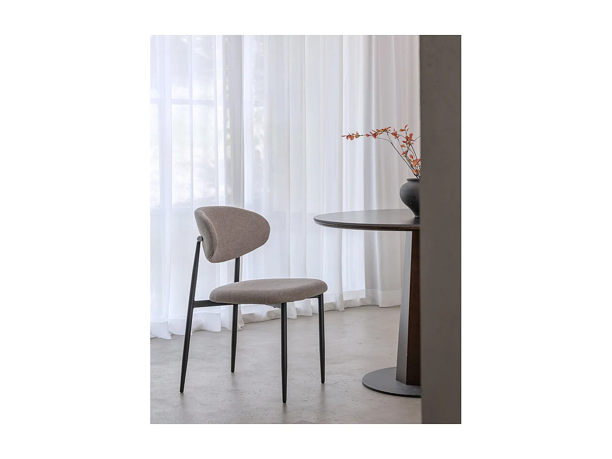 Chaise design avec pieds en métal noir et assise rembourrée en tissu brun café