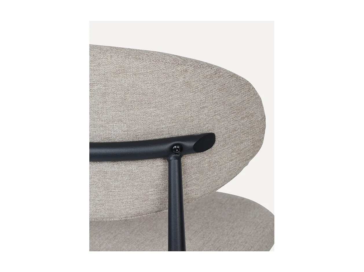 Chaise design avec pieds en métal noir et assise rembourrée en tissu brun café